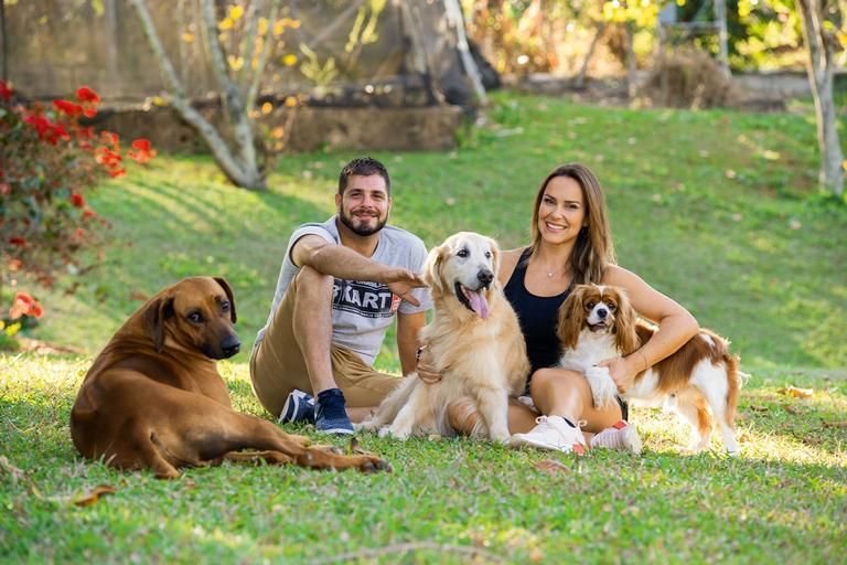 Juliana Rios e Bruno Bezerra posam em sítio da família no interior de São Paulo