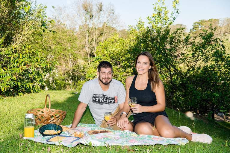 Juliana Rios e Bruno Bezerra posam em sítio da família no interior de São Paulo