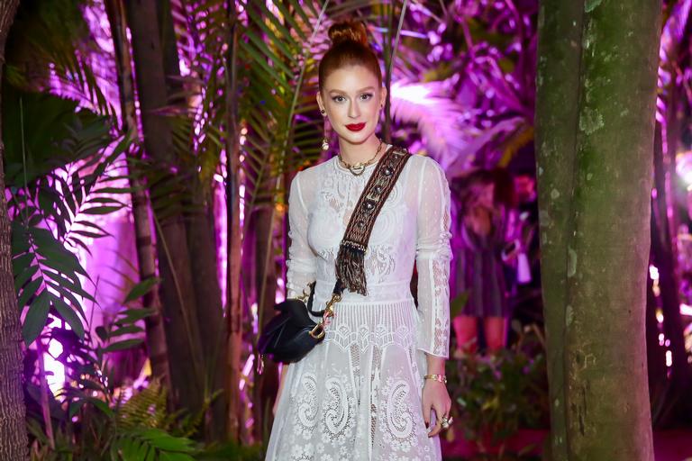 Marina Ruy Barbosa se destaque em evento com look cheio de estilo