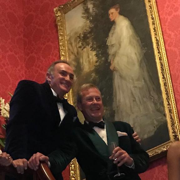 Família real britânica celebra seu primeiro casamento gay na história