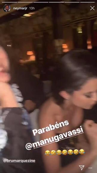 Neymar flagra Bruna Marquezine e Manu Gavassi