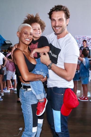 Filho de Aline Wirley e Igor Rickli rouba a cena em desfile