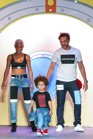 Filho de Aline Wirley e Igor Rickli rouba a cena em desfile