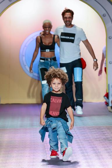 Filho de Aline Wirley e Igor Rickli rouba a cena em desfile