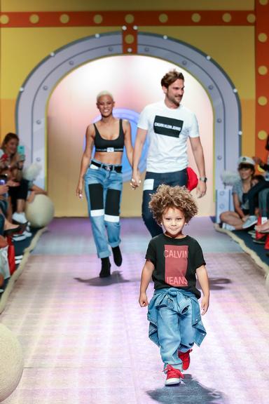 Filho de Aline Wirley e Igor Rickli rouba a cena em desfile