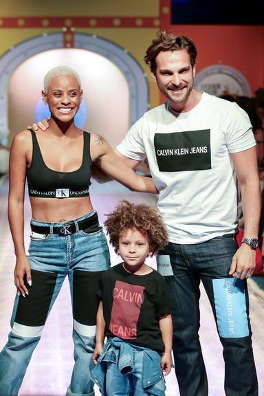 Filho de Aline Wirley e Igor Rickli rouba a cena em desfile