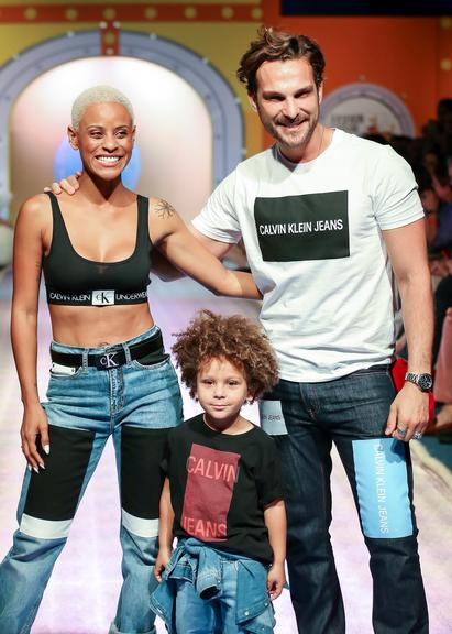 Filho de Aline Wirley e Igor Rickli rouba a cena em desfile