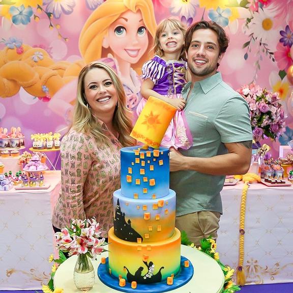 Mari Bridi e Rafael Cardoso comemoram o aniversário da filha, Aurora