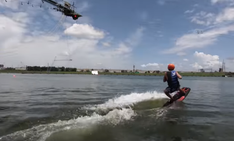 Juliana Rios pratica wakeboard em Orlando, nos EUA