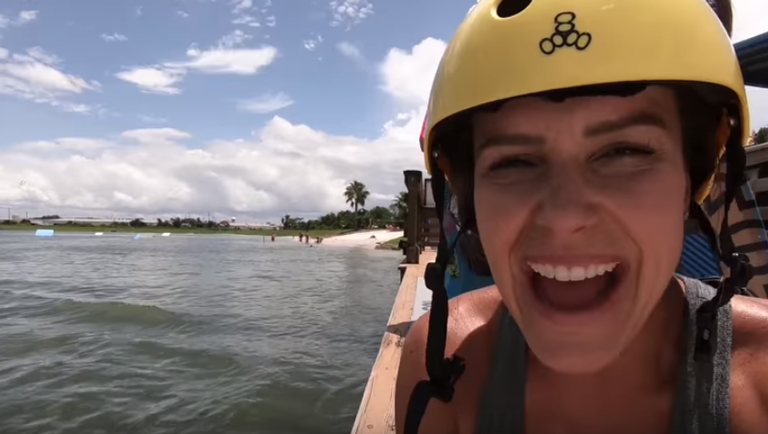 Juliana Rios pratica wakeboard em Orlando, nos EUA