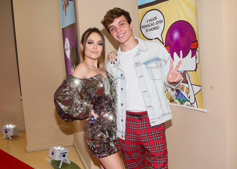 Larissa Manoela vai a prêmio acompanhada de Leo Cidade