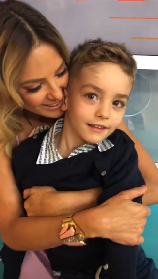 Filho de Ana Hickmann vai com a mãe ao trabalho 