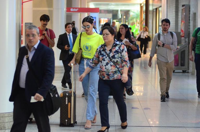 Bruna Marquezine atende fãs em aeroporto 