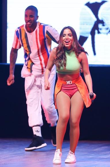 Anitta encanta no 'Show das Poderosinhas'