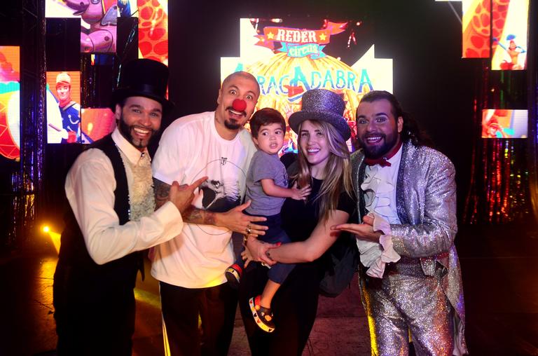 Aline Gotschalg e Fernando Medeiros levam o filho ao circo