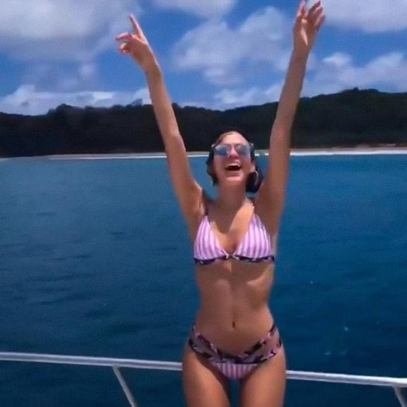 Bruna Marquezine exibe corpão durante passeio de barco em Fernando de Noronha