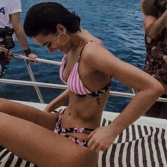 Bruna Marquezine exibe corpão durante passeio de barco em Fernando de Noronha