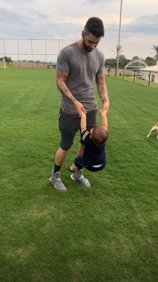 Gusttavo Lima brincando com o filho, Gabriel