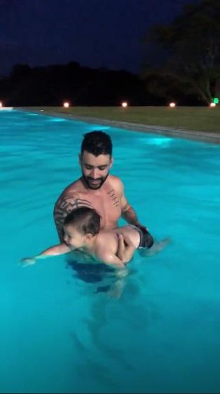 Gusttavo Lima brincando com o filho, Gabriel