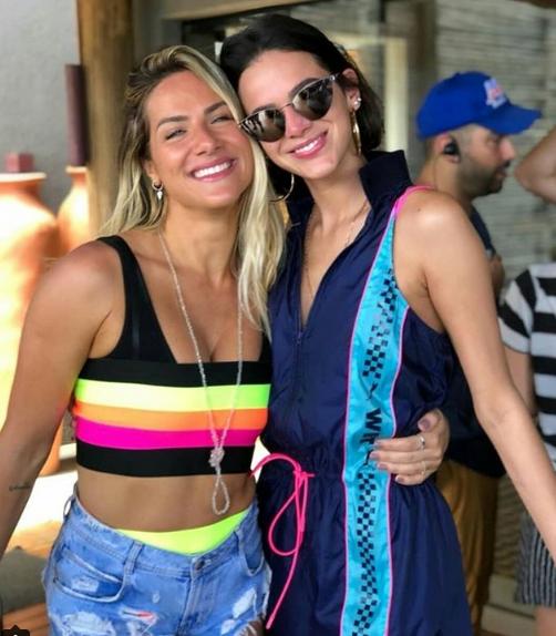 Bruna Marquezine aposta em look praiano no valor de R$ 1.200