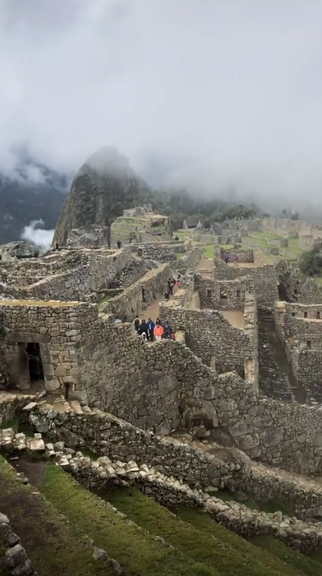 Grazi Massafera abre o álbum de viagem para Machu Picchu