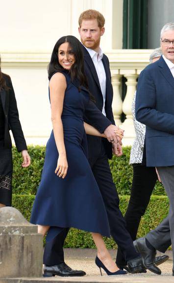 Com vestido justo, Meghan Markle exibe a barriga de grávida 