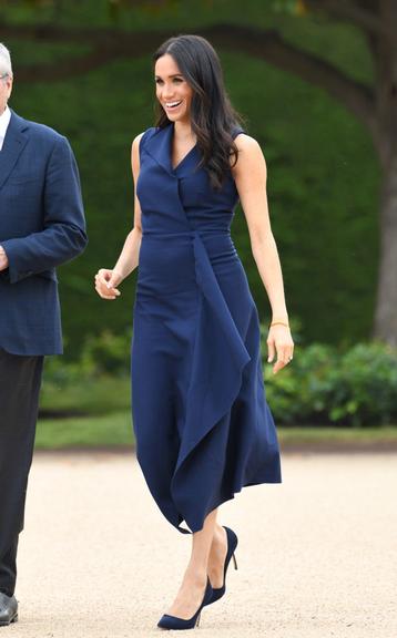 Com vestido justo, Meghan Markle exibe a barriga de grávida 