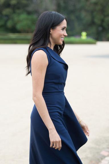 Com vestido justo, Meghan Markle exibe a barriga de grávida 