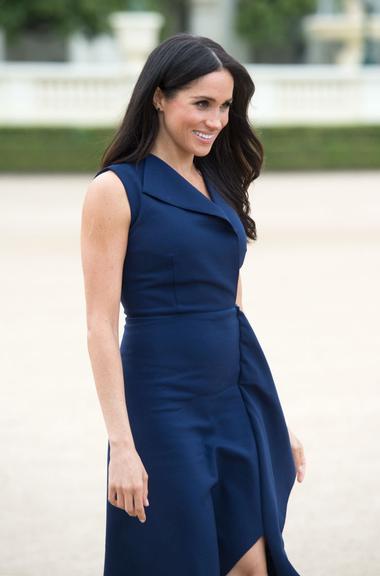 Com vestido justo, Meghan Markle exibe a barriga de grávida 