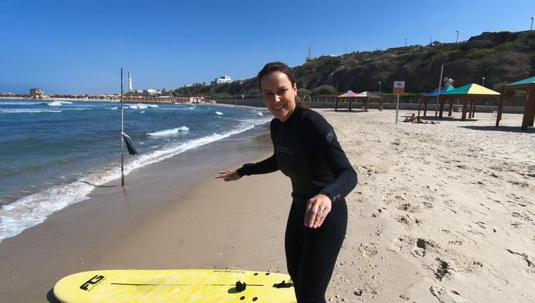 Juliana Rios surfa em Tel Aviv, Israel