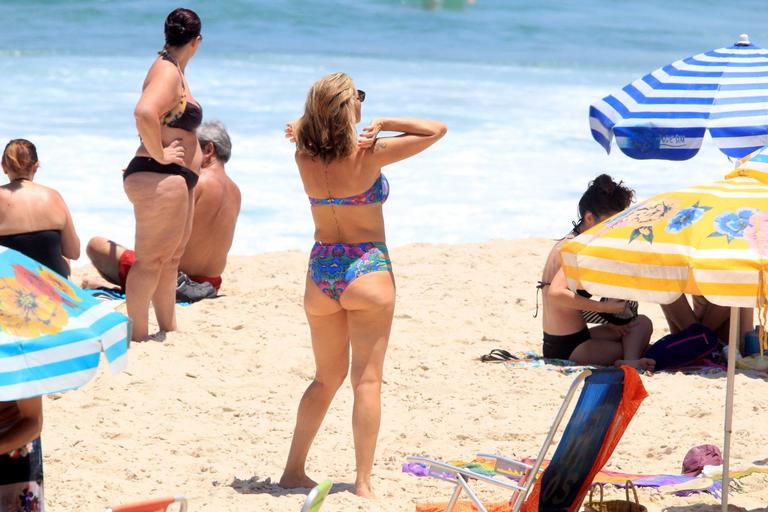 Luana Piovani curte dia de praia