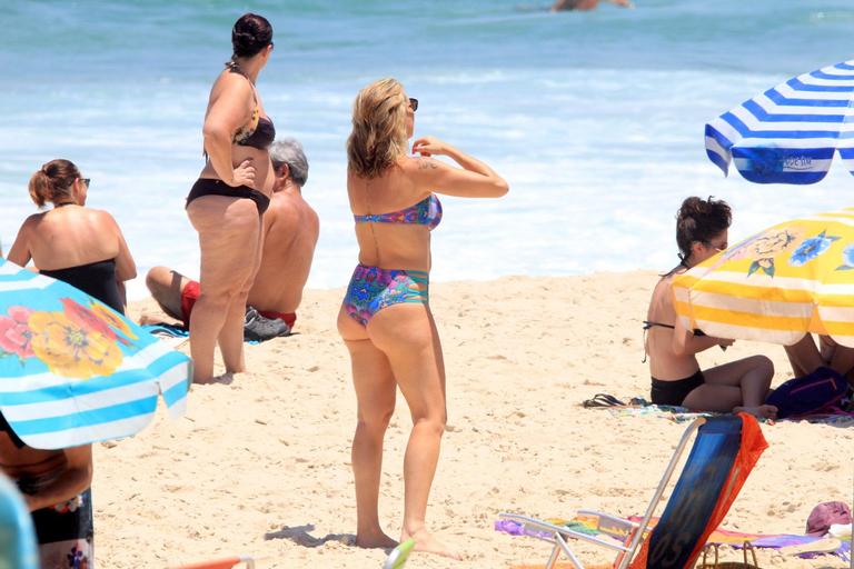 Luana Piovani curte dia de praia