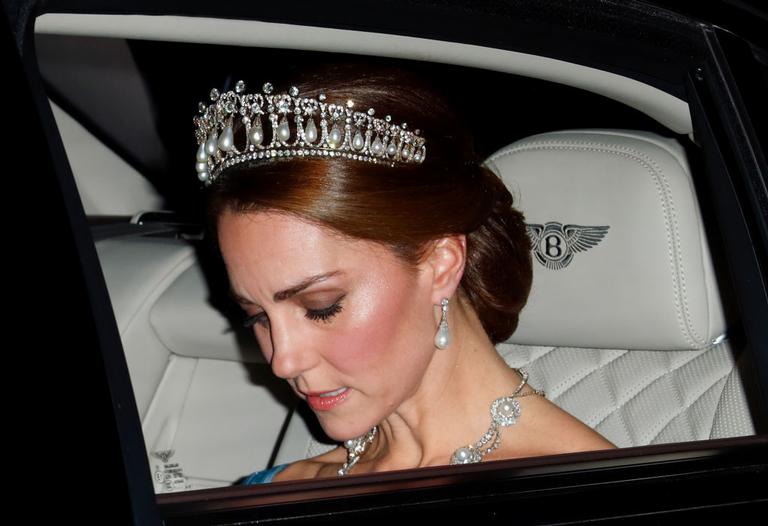 Kate Middleton usa joias em homenagem a princesa Diana em evento