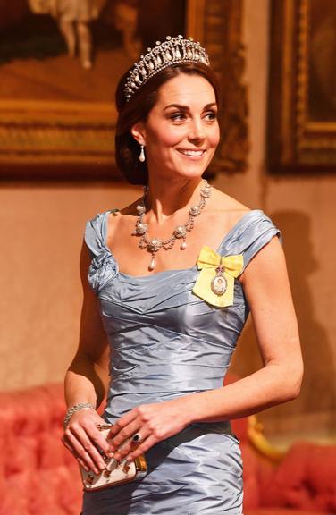 Kate Middleton usa joias em homenagem a princesa Diana em evento