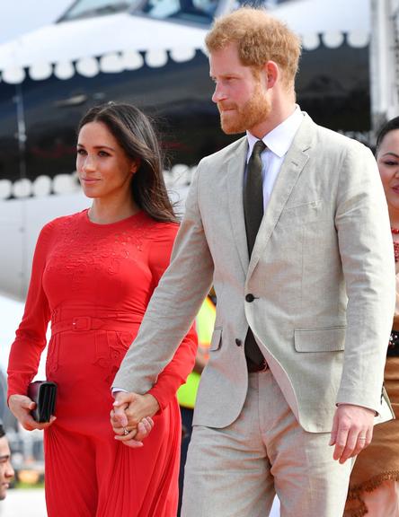 Meghan Markle usa vestido com etiqueta à mostra em tour real