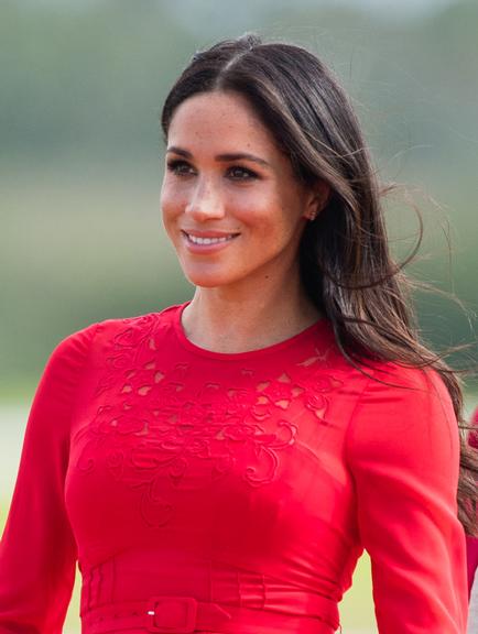 Meghan Markle usa vestido com etiqueta à mostra em tour real