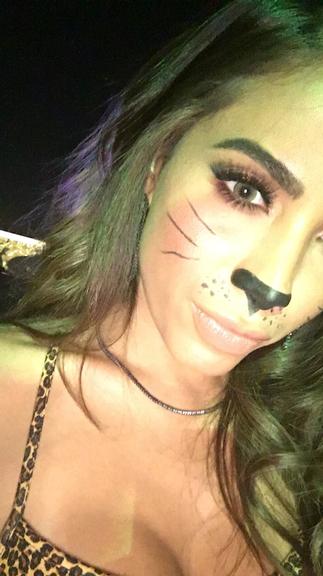 Anitta curte festa a fantasia agarradinha em DJ