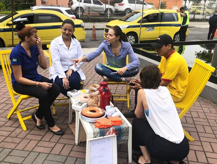 Famosas são fragadas nas ruas conversando sobre política