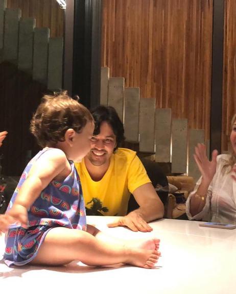 Filha de Patricia Abravanel rouba a cena em reunião de família