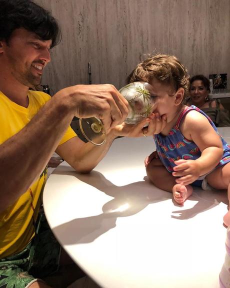 Filha de Patricia Abravanel rouba a cena em reunião de família