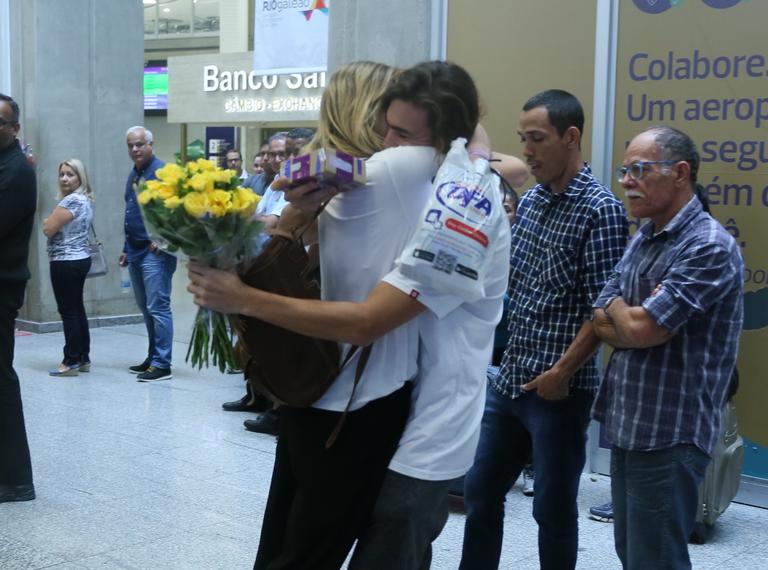 Bruno Montaleone arma surpresa apaixonante para Sasha no aeroporto 