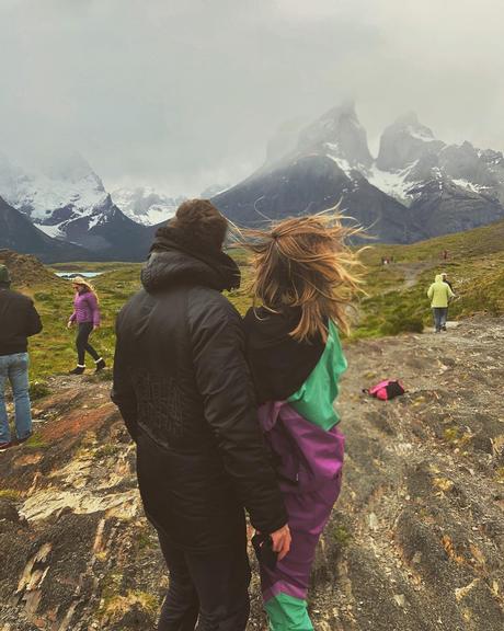 Carol Dantas e namorado embarcam em viagem romântica ao Chile