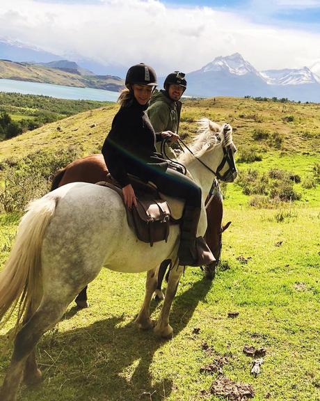 Carol Dantas e namorado embarcam em viagem romântica ao Chile