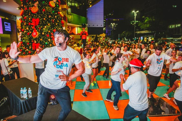 Reginaldo Sama agita Av. Paulista com aula de dança