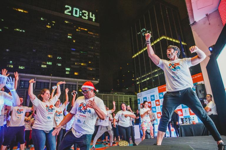 Reginaldo Sama agita Av. Paulista com aula de dança