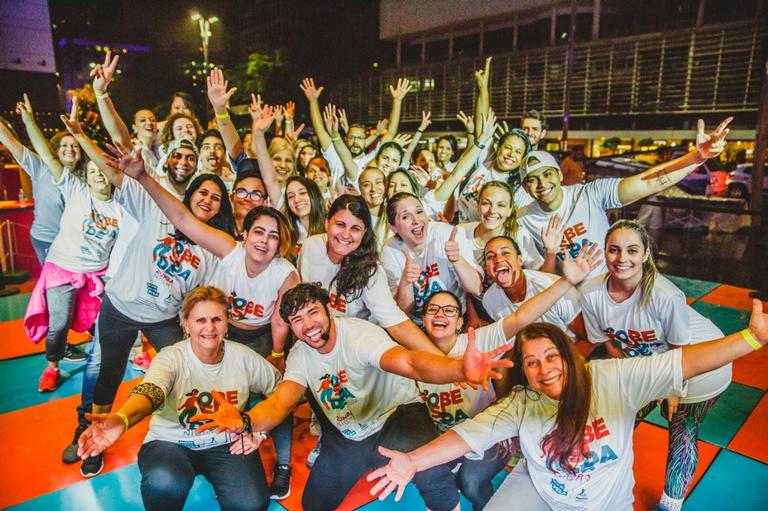 Reginaldo Sama agita Av. Paulista com aula de dança