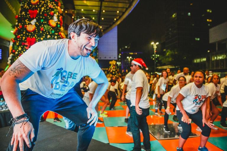 Reginaldo Sama agita Av. Paulista com aula de dança