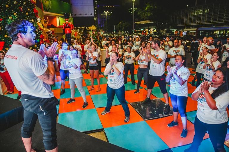 Reginaldo Sama agita Av. Paulista com aula de dança