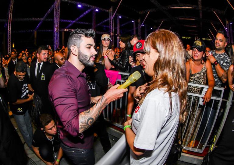 Gusttavo Lima interrompe show e doa 12 mil reais para criança tetraplégica