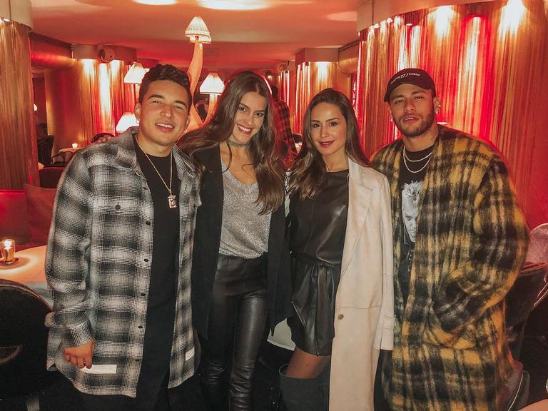 Neymar Jr. curte noite com amigos em Paris